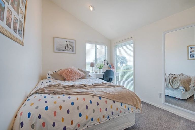 Photo of property in 1/42 Churchill Road, Murrays Bay, Auckland, 0630