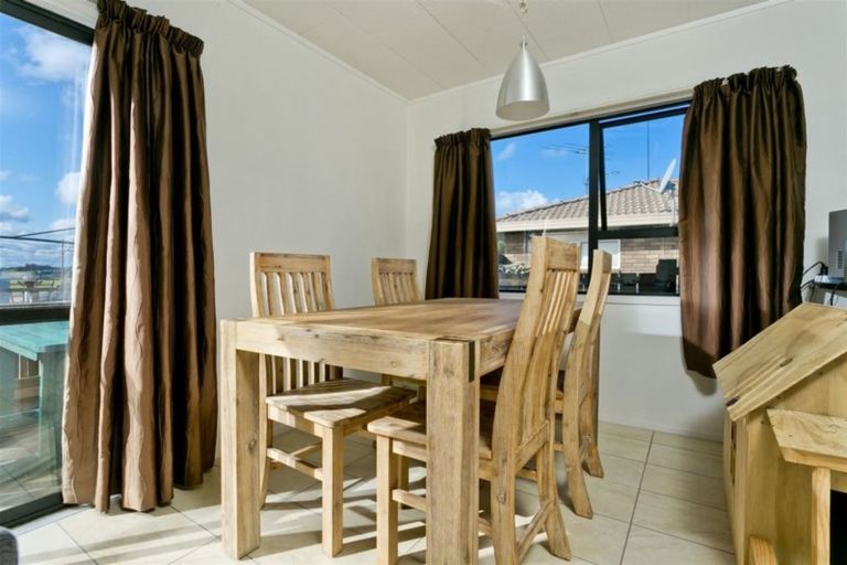 Photo of property in 2/7 Barbados Drive, Unsworth Heights, Auckland, 0632