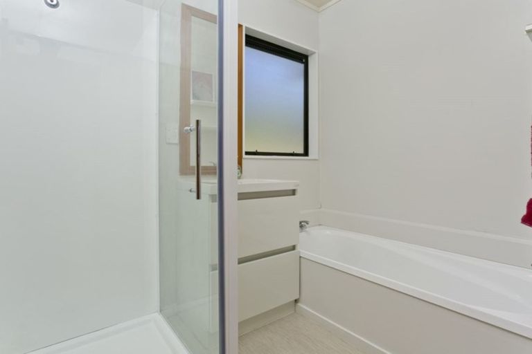 Photo of property in 12 Sevilla Place, Unsworth Heights, Auckland, 0632