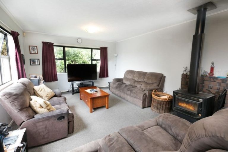 Photo of property in 40 Link Road, Newlands, Wellington, 6037