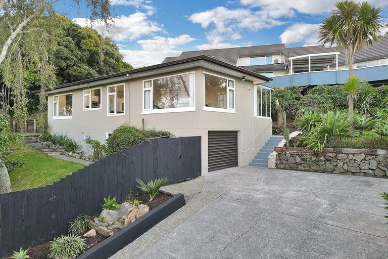 Photo of property in 2 Fairmount Road, Titirangi, Auckland, 0604
