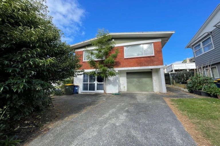 Photo of property in 11 Kathleen Street, Totara Vale, Auckland, 0627