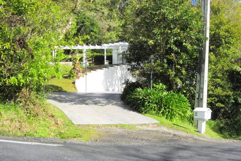Photo of property in 2 Tui Crescent, Waiatarua, Auckland, 0604