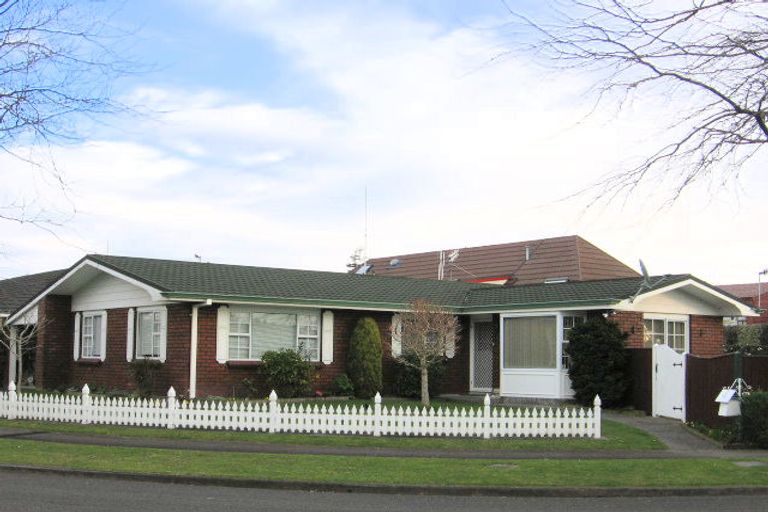 Photo of property in 17 Earl Place, Hokowhitu, Palmerston North, 4410