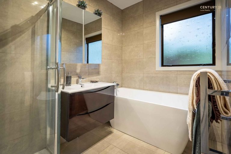 Photo of property in 5 Palmetto Place, Goodwood Heights, Auckland, 2105