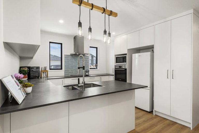 Photo of property in 17 Omahuru Road, Glenbrook, 2681