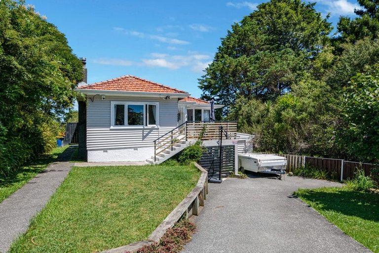 Photo of property in 70 Savoy Road, Glen Eden, Auckland, 0602