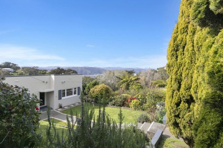Photo of property in 132 Miromiro Road, Normandale, Lower Hutt, 5010