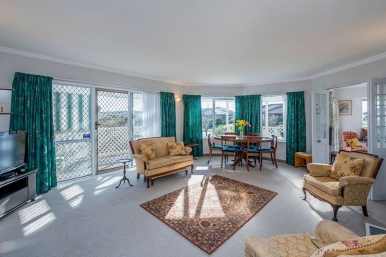 Photo of property in 6 Cranbrook Grove, Waikanae, 5036