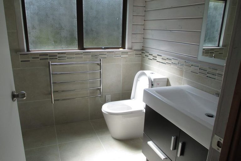 Photo of property in 2/694 East Coast Road, Pinehill, Auckland, 0632