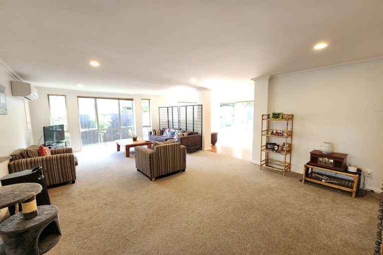 Photo of property in 16 Malin Place, Pinehill, Auckland, 0632