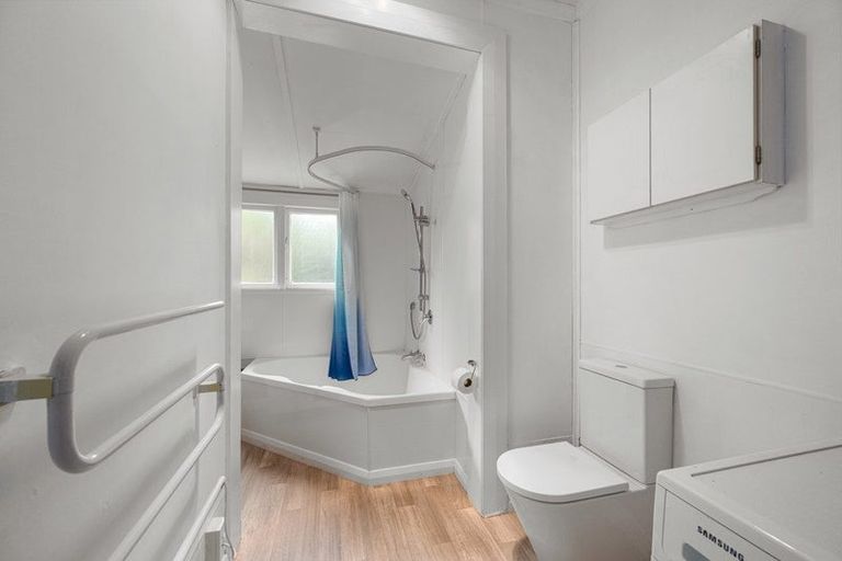 Photo of property in 90 Wellington Street, Picton, 7220