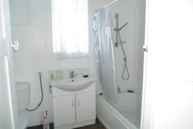 Photo of property in 2/12 Hinekohu Street, New Lynn, Auckland, 0600