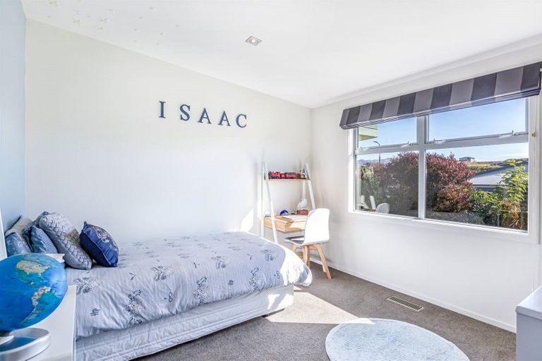 Photo of property in 5 Kaimai Place, Aotea, Porirua, 5024