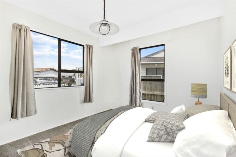 Photo of property in 43a Sunhaven Drive, Newlands, Wellington, 6037