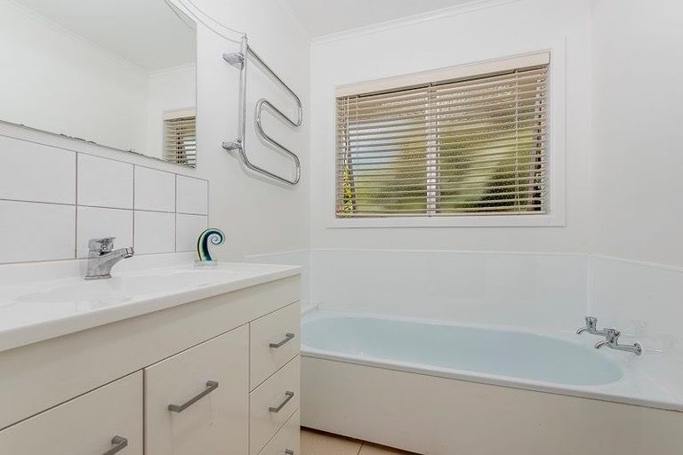 Photo of property in 28 Willoughby Avenue, Howick, Auckland, 2014