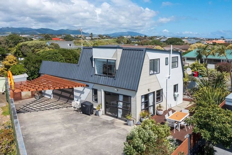 Photo of property in 6b Whitmore Grove, Waikanae Beach, Waikanae, 5036