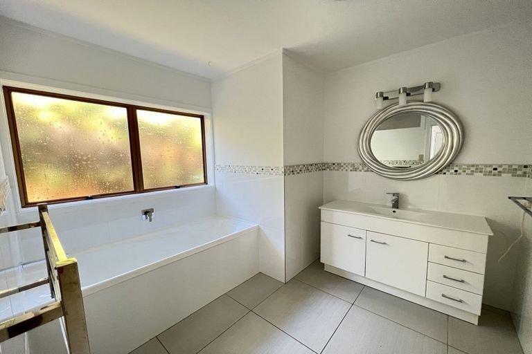 Photo of property in 29 Himalaya Drive, Half Moon Bay, Auckland, 2012