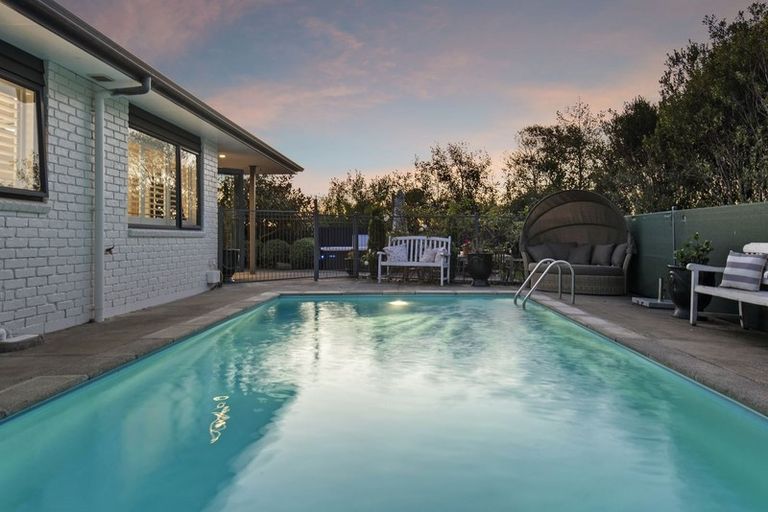 Photo of property in 12 Veronica Close, Red Beach, 0932