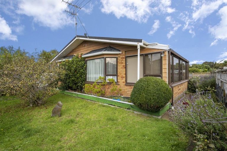 Photo of property in 32 Eruini Street, Waikanae Beach, Waikanae, 5036