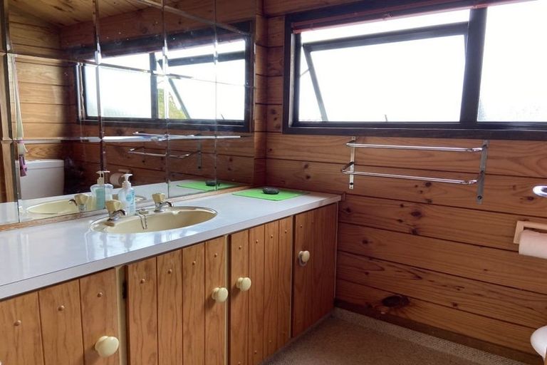 Photo of property in 1 Highlands Place, Highlands Park, New Plymouth, 4312