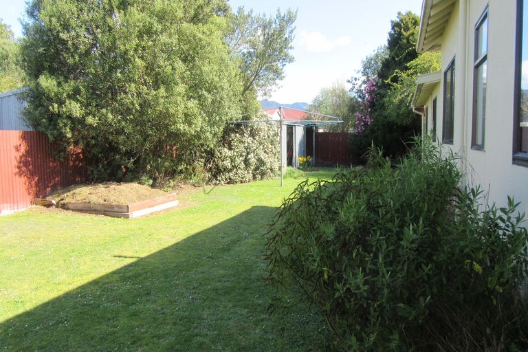 Photo of property in 90 Rhodes Street, Waimate, 7924