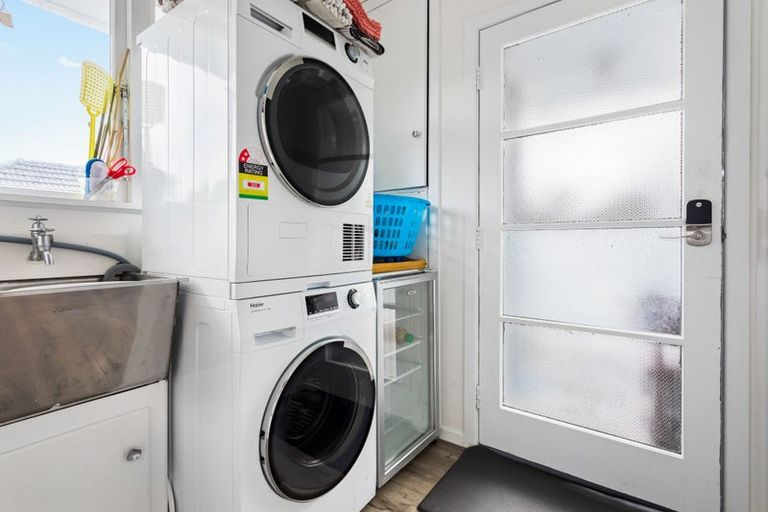 Photo of property in 5 Thomas Rea Place, Te Atatu South, Auckland, 0610