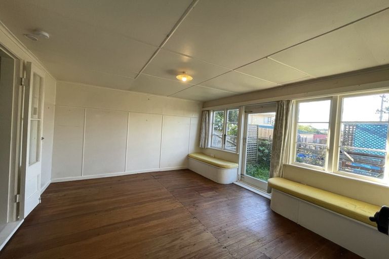 Photo of property in 24 Queen Mary Avenue, New Lynn, Auckland, 0600