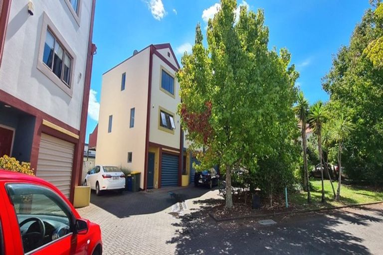 Photo of property in Lakeview Terrace, 20/14 Ambrico Place, New Lynn, Auckland, 0600