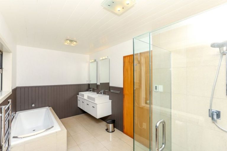 Photo of property in 16 Ridge Lane, New Plymouth, 4310