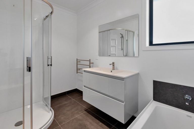 Photo of property in 51 Te Taniwha Road, One Tree Point, 0118