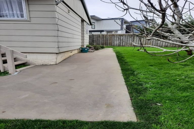 Photo of property in 1/84 Greenslade Crescent, Northcote, Auckland, 0627