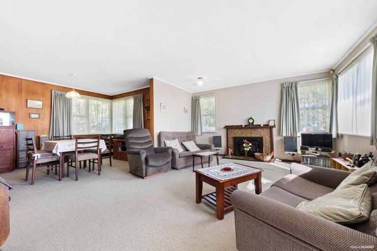 Photo of property in 5 Barron Drive, Green Bay, Auckland, 0604