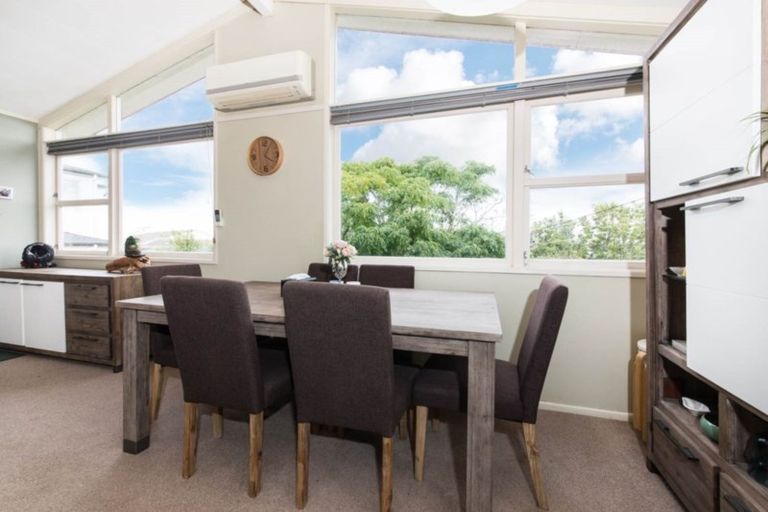 Photo of property in 1/156 Carlisle Road, Northcross, Auckland, 0632