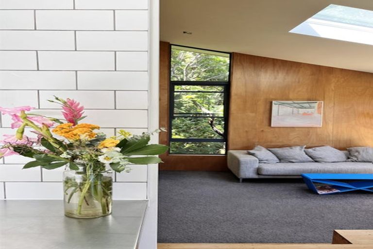 Photo of property in 21 Kaitawa Road, York Bay, Lower Hutt, 5013