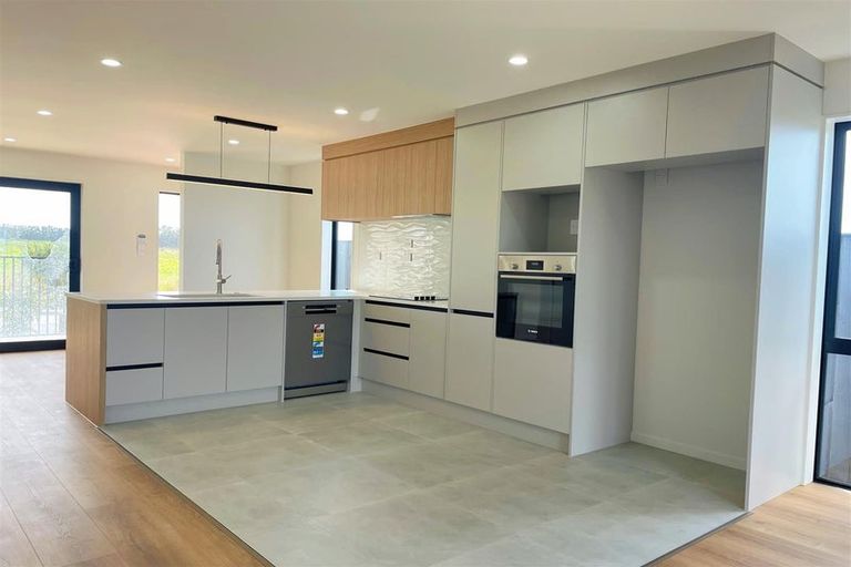 Photo of property in 8 Harikoa Way, Karaka, 2113