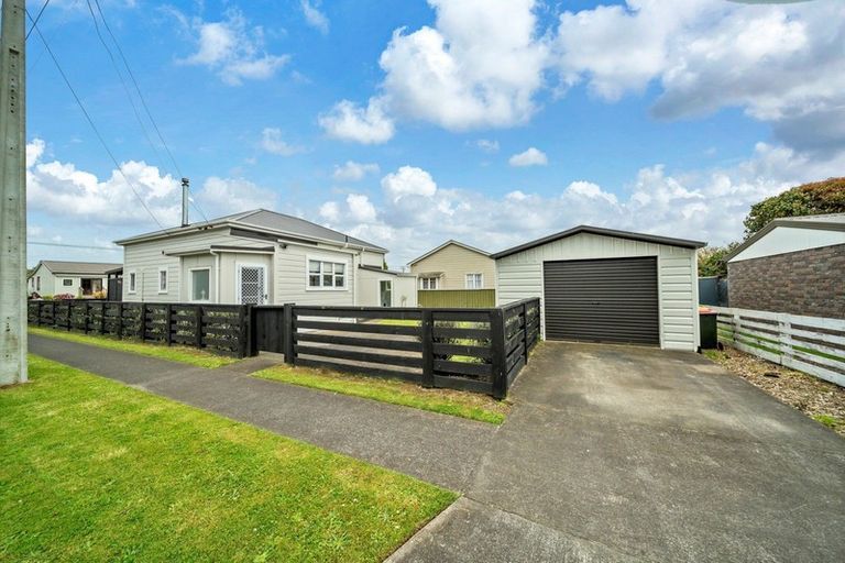 Photo of property in 32 Collins Street, Hawera, 4610