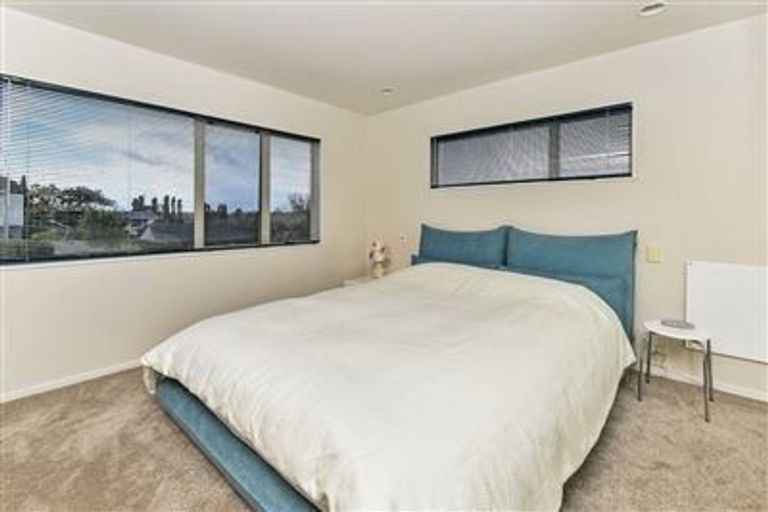 Photo of property in 2/26 Dallinghoe Crescent, Milford, Auckland, 0620