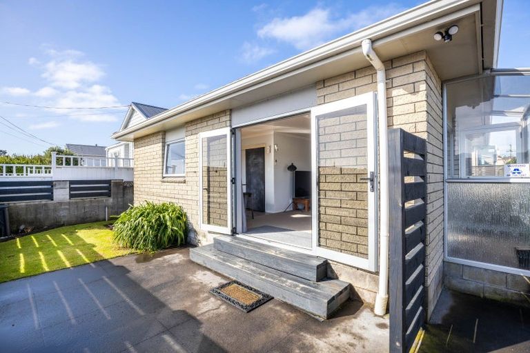 Photo of property in 3/10 Karamu Street, Strandon, New Plymouth, 4312