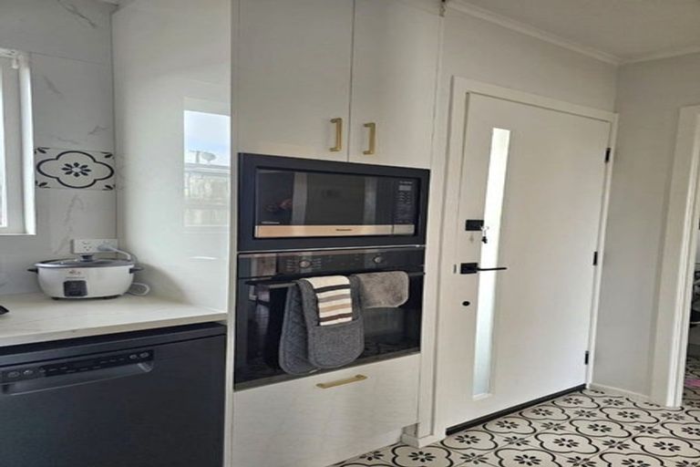 Photo of property in 27 Exminster Street, Blockhouse Bay, Auckland, 0600