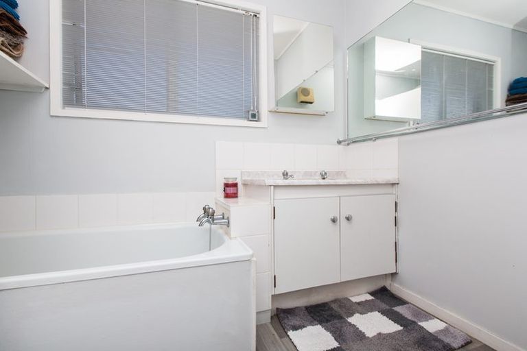 Photo of property in 1/15a Oates Road, Glen Eden, Auckland, 0602