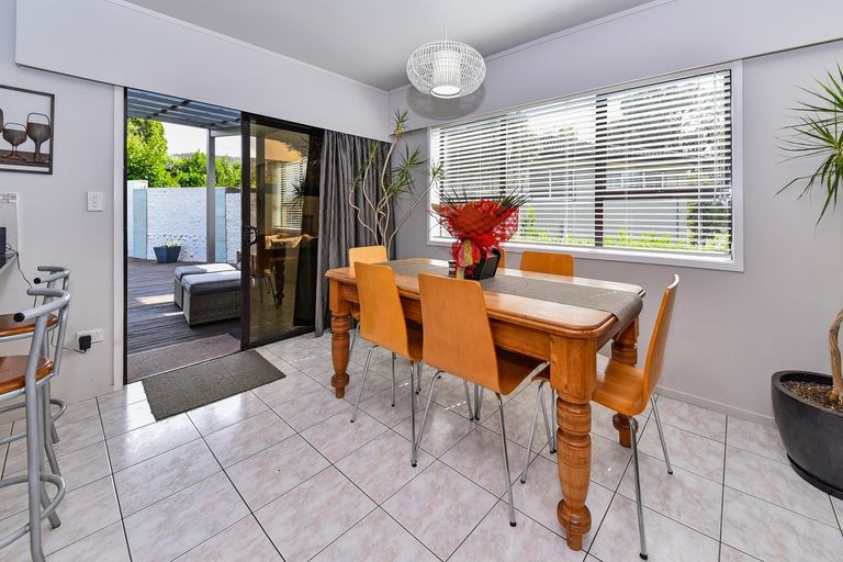 Photo of property in 43 Ray Small Drive, Pahurehure, Papakura, 2113