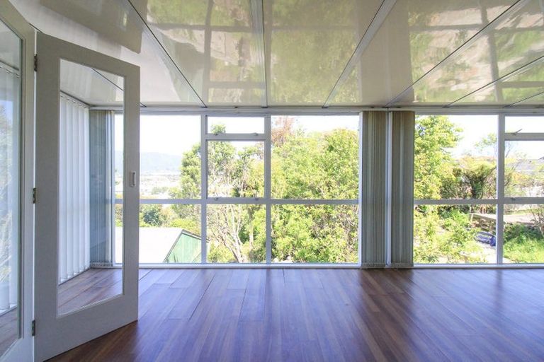 Photo of property in 2 Magnolia Grove, Maungaraki, Lower Hutt, 5010