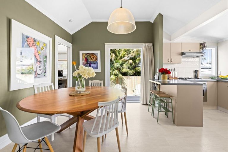 Photo of property in 14 Colenso Avenue, Hospital Hill, Napier, 4110