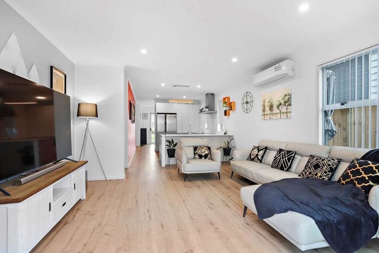 Photo of property in 16 Gilbert Hall Way, Swanson, Auckland, 0614