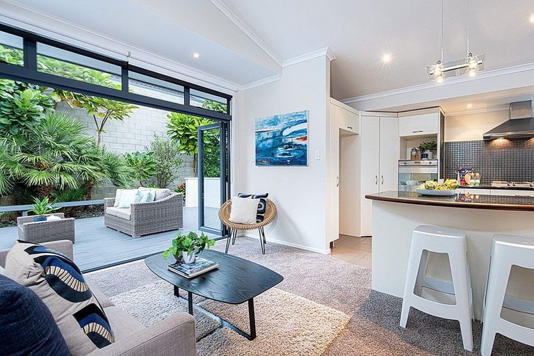 Photo of property in 21a Ridge Road, Waiake, Auckland, 0630