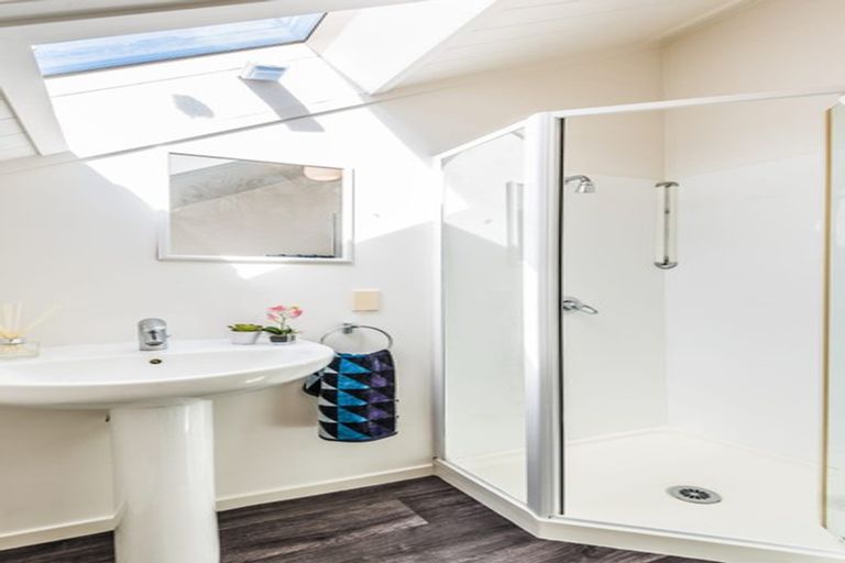 Photo of property in 1042a Great North Road, Point Chevalier, Auckland, 1022