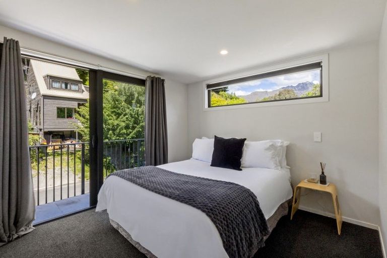 Photo of property in 6 Mackinnon Terrace, Sunshine Bay, Queenstown, 9300