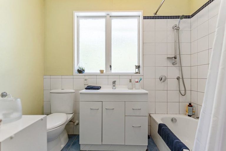 Photo of property in 121 Oreil Avenue, West Harbour, Auckland, 0618