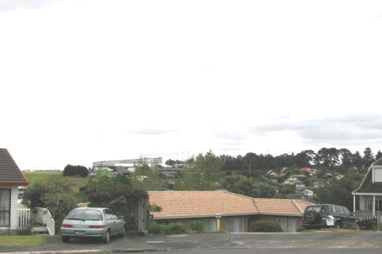 Photo of property in 16 Altair Place, Windsor Park, Auckland, 0632